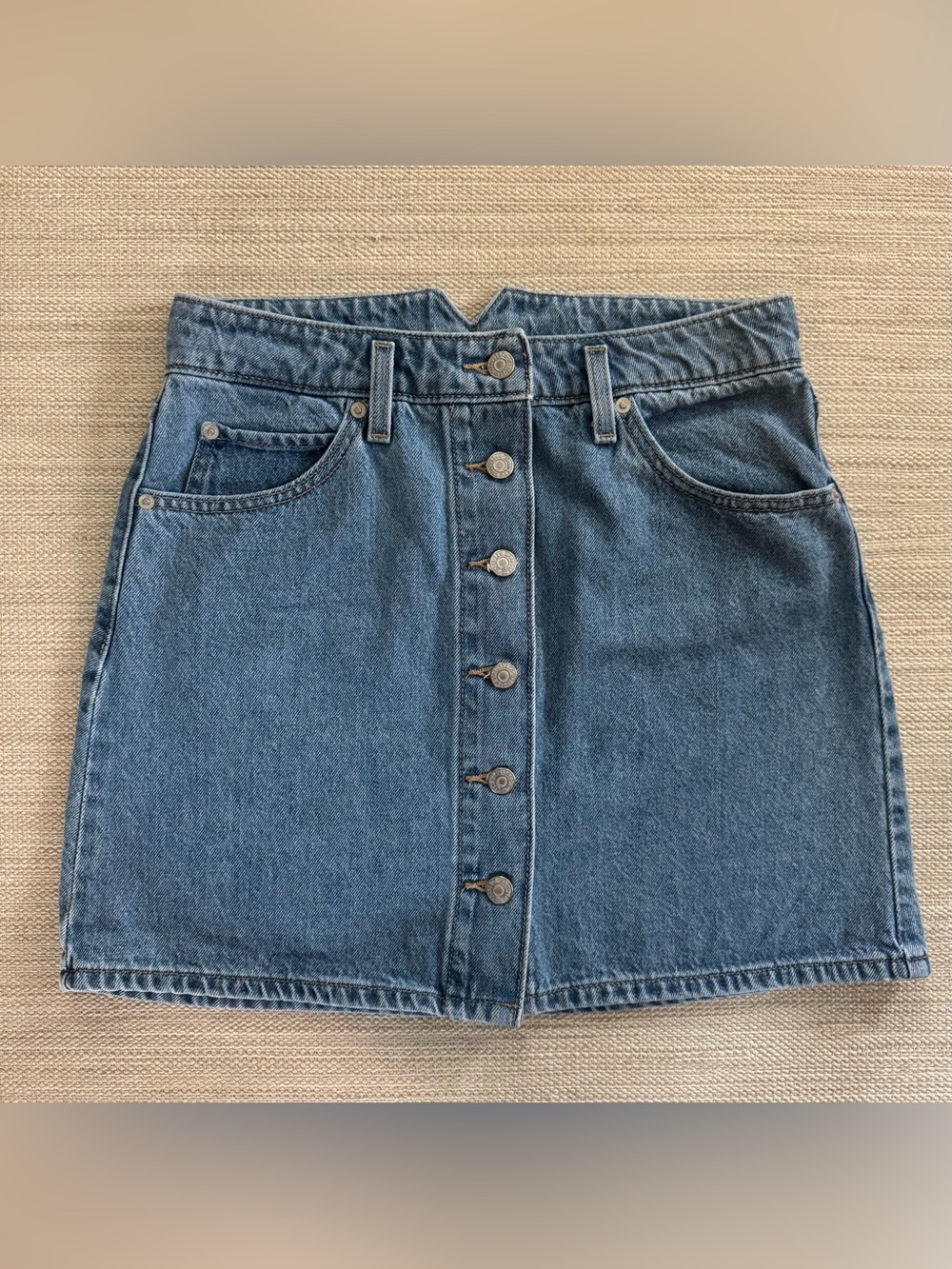 Levi’s Notch A-line 100% cotton button front mini denim skirt women’s size 29